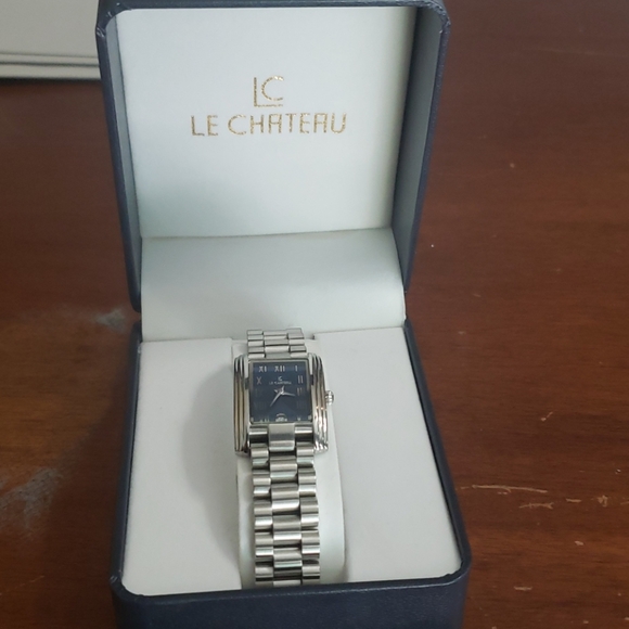Le Chateau - Picture 1 of 3